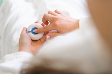 Bir sağlık kliniğinde acil durum düğmesine basan bir parmak. Hastanenin koğuşundaki bir hasta yardım için hemşireyi arar.