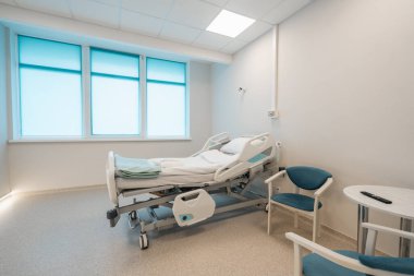 Gülümseyen ve tatmin olmuş üniformalı doktorlar manyetik rezonans görüntüleme makinesi konsepti meslekleri ve tıbbın yanında poz veriyorlar.
