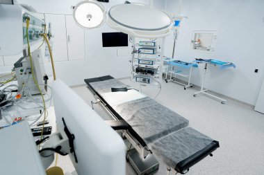 Hastane içinde boş bir ameliyathane. Klinikte modern tıbbi ekipmanlarla dolu bir ameliyathane.