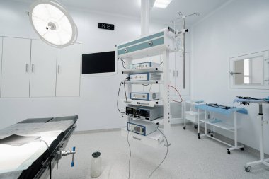 Hastane içinde boş bir ameliyathane. Klinikte modern tıbbi ekipmanlarla dolu bir ameliyathane.