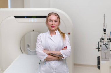 Bilgisayarlı tomografi ofisinde çalışan güzel bir bayan doktor. İşe başlamadan önce hastaları bekliyor.