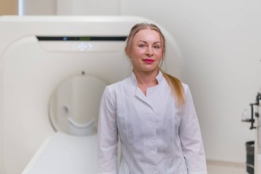 Bilgisayarlı tomografi ofisinde çalışan güzel bayan doktor CT radyoloji uzmanı işe başlamadan önce hastaları bekliyor.