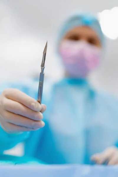 Krankenschwester Oder Chirurg Mit Sterilen Handschuhen Die Während Der Operation — Stockfoto