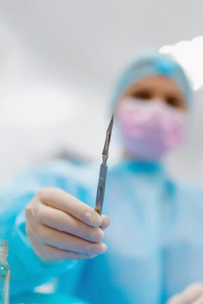 Enfermeira Cirurgião Luva Estéril Segurando Instrumento Cirúrgico Couro Cabeludo Mão — Fotografia de Stock