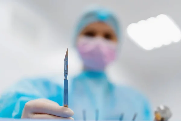Krankenschwester Oder Chirurg Mit Sterilen Handschuhen Die Während Der Operation — Stockfoto