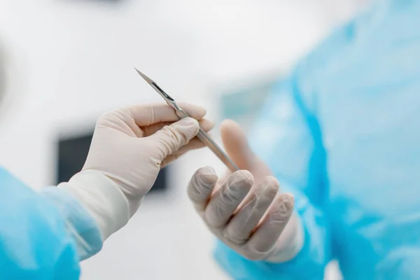 Sjuksköterska Steril Handske Skalp Kirurgiska Instrument Till Kirurg Operation Sjukhus — Stockfoto