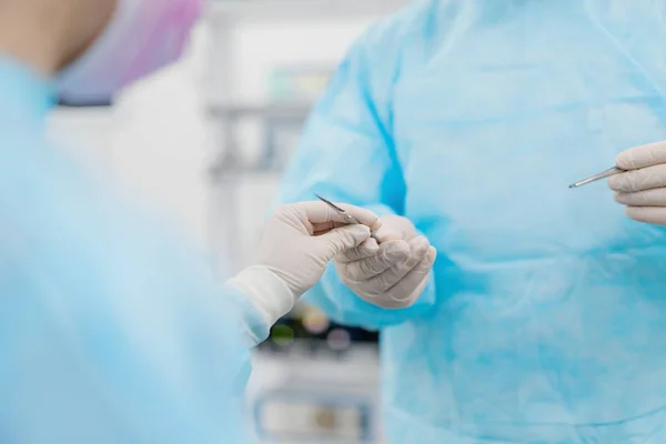 Sjuksköterska Steril Handske Skalp Kirurgiska Instrument Till Kirurg Operation Sjukhus — Stockfoto