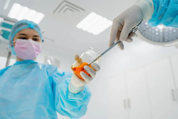 Krankenschwester Sterilen Handschuhen Hände Chirurgische Instrumente Pinzette Nasse Gaze Chirurg — Stockfoto