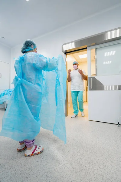 Enfermeira Ajuda Cirurgião Vestir Vestido Estéril Antes Uniforme Cirurgia Preparação — Fotografia de Stock