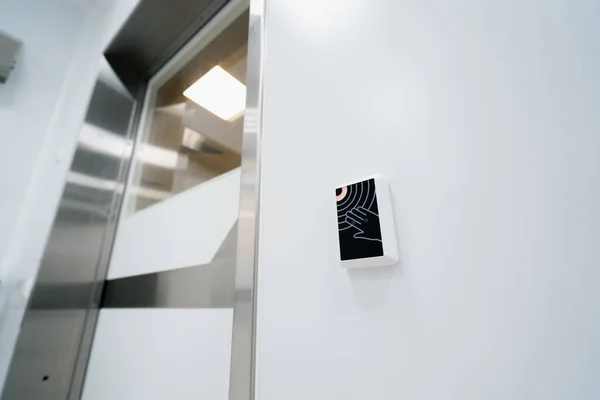Temassız Giriş Düğmesi Elektronik Kapı Açma Makinesi Ameliyathanede Elle Açılıyor — Stok fotoğraf