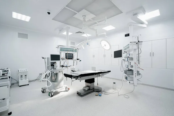 Hastane içinde boş bir ameliyathane. Klinikte modern tıbbi ekipmanlarla dolu bir ameliyathane.
