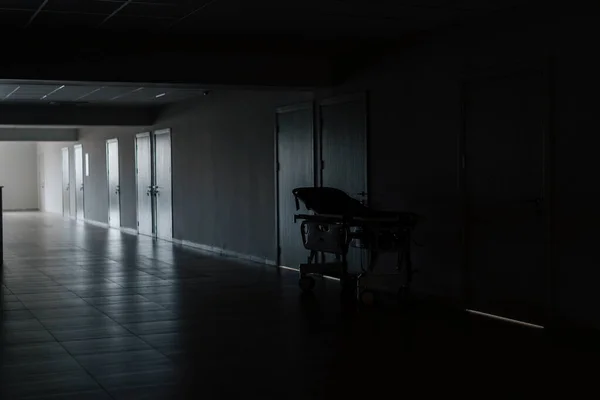 Tekerlekli Bir Sağlık Yatağı Hastane Karanlık Bir Koridorda Duruyor Tıp — Stok fotoğraf