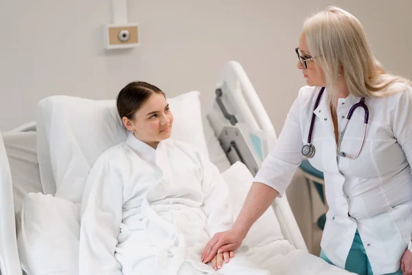 Bir Doktor Hastane Odasında Teşhisi Açıkladıktan Sonra Bir Hastanın Elini — Stok fotoğraf