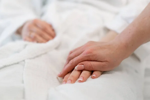 Mãos Médico Segurando Mãos Paciente Como Sinal Cuidado Apoio Close — Fotografia de Stock