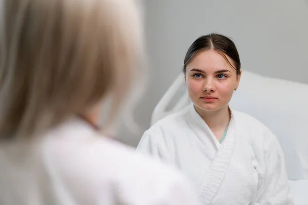 Ung Kvinnlig Patient Lyssnar Uppmärksamt Läkarens Instruktioner Undersökning Sjukhusavdelningen — Stockfoto