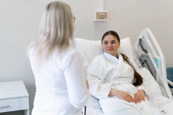 Kvinnlig Läkare Som Står Vid Sängen Ett Sjukhusrum Och Diskuterar — Stockfoto