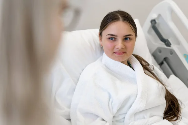 Kvinnlig Läkare Som Står Vid Sängen Ett Sjukhusrum Och Diskuterar — Stockfoto
