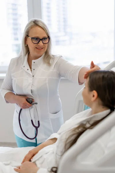 Kvinnlig Läkare Sjukhusavdelning Kontrollerar Tillståndet Hos Ung Kvinnlig Patient Mäter — Stockfoto