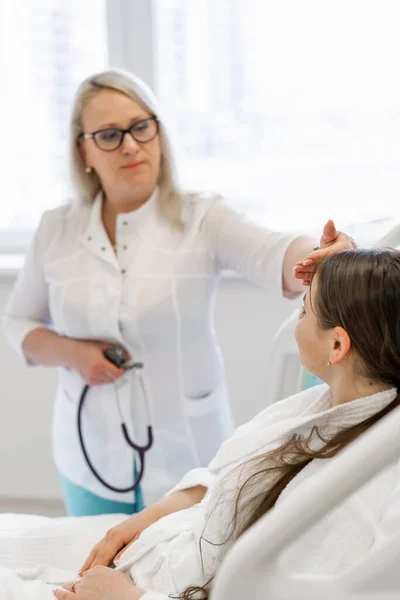 Kvinnlig Läkare Sjukhusavdelning Kontrollerar Tillståndet Hos Ung Kvinnlig Patient Mäter — Stockfoto