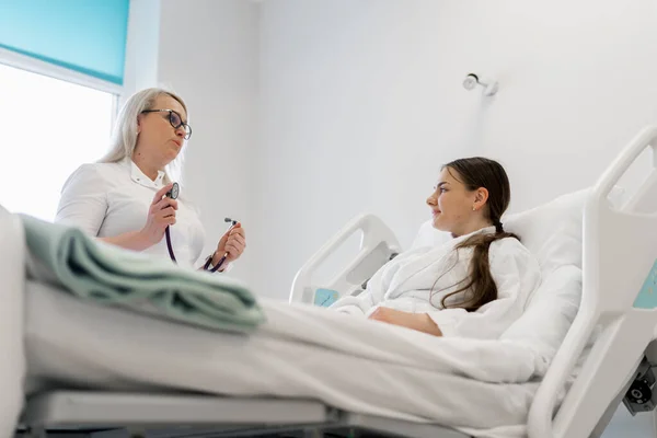 Une Femme Médecin Debout Près Lit Dans Une Chambre Hôpital — Photo