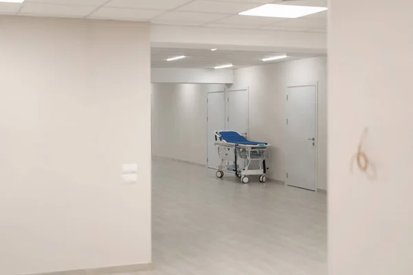 Uma Cama Médica Sobre Rodas Fica Corredor Conceito Hospitalar Moderno — Fotografia de Stock