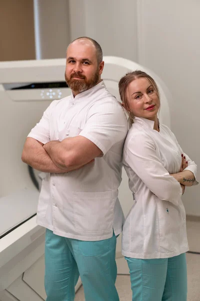 Smiling Satisfied Doctors Uniform Posing Magnetic Resonance Imaging Machine Concept — Stock Photo, Image