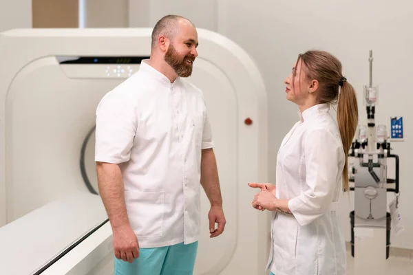 Sonriente Satisfecho Médicos Uniforme Discutir Trabajo Cerca Resonancia Magnética Imagen —  Fotos de Stock