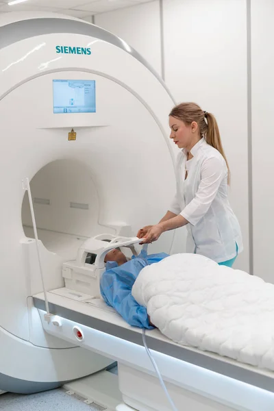 Radiolog Medicinsk Klinik Sätter Apparaten Patientens Huvud Före Hjärnans Magnetiska — Stockfoto