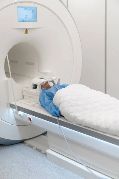 Médico Realiza Uma Ressonância Magnética Para Paciente Clínica Ressonância Magnética — Fotografia de Stock
