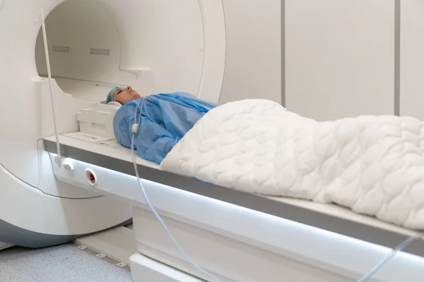 Γιατρός Πραγματοποιεί Μαγνητική Τομογραφία Για Έναν Ασθενή Στην Κλινική Μαγνητική — Φωτογραφία Αρχείου