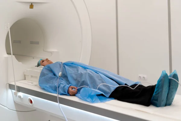Médico Realiza Una Resonancia Magnética Para Paciente Clínica Imágenes Por —  Fotos de Stock