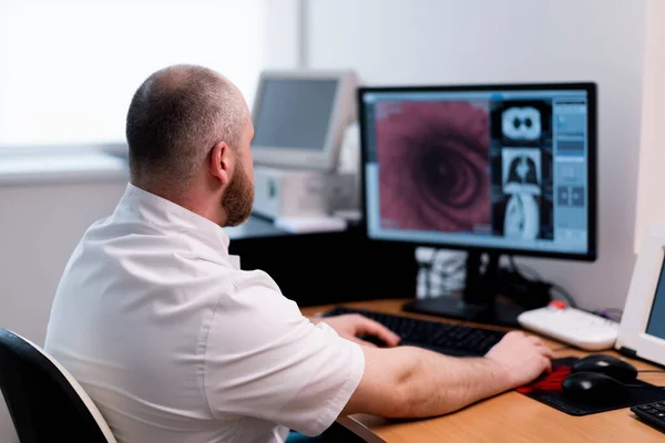Pacient Podstupuje Počítačovou Tomografii Klinice Radiolog Sleduje Zákrok Výsledky Vyšetření — Stock fotografie