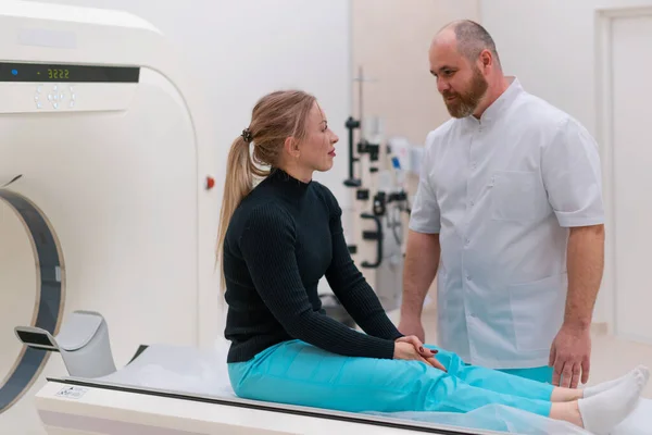 在X光计算机断层扫描前 医生会先咨询诊所的病人 — 图库照片