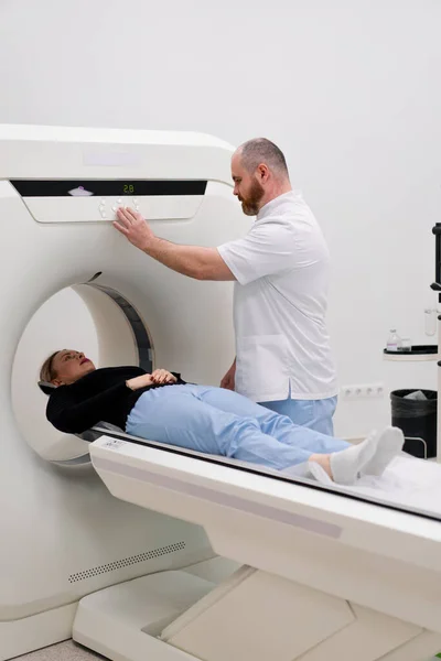 放射科医生在诊所进行计算机断层扫描 对病人进行头颅检查 — 图库照片