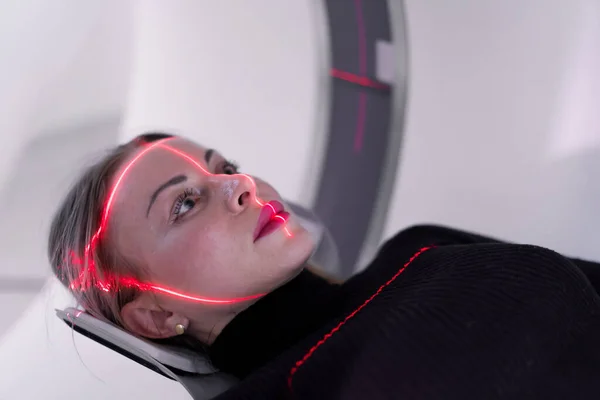病人在医院扫描仪中接受计算机断层扫描高科技设备和诊断 — 图库照片