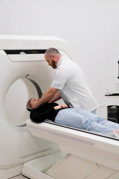Bir Klinikte Bir Radyoloji Uzmanı Bilgisayar Tomografisi Prosedürü Uygular Hasta — Stok fotoğraf