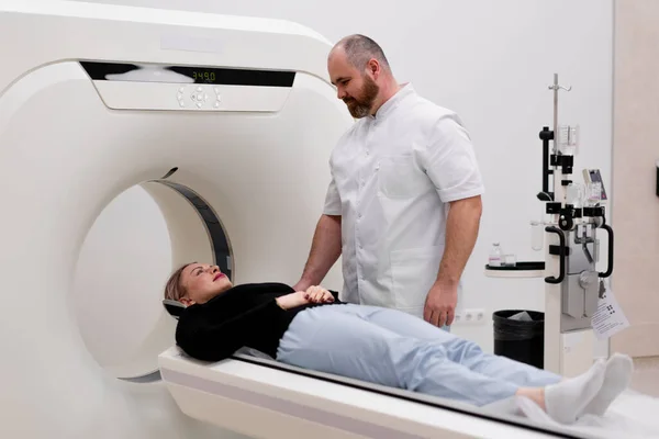 Radiolog Wykonuje Tomografię Komputerową Klinice Medycznej Badanie Głowy Pacjenta — Zdjęcie stockowe