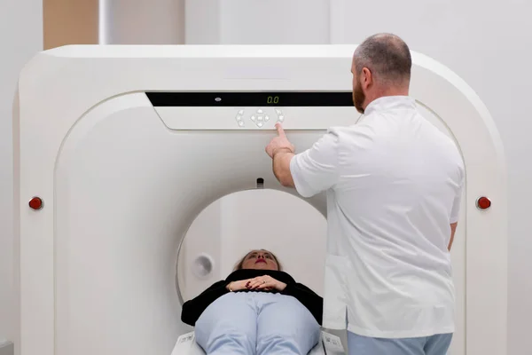 Radiólogo Realiza Procedimiento Tomografía Computarizada Una Clínica Médica Realiza Examen —  Fotos de Stock