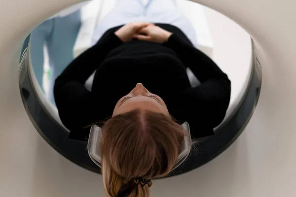 Пациент Проходит Компьютерную Томографию Больнице Сканера Высокотехнологичного Оборудования Диагностики — стоковое фото
