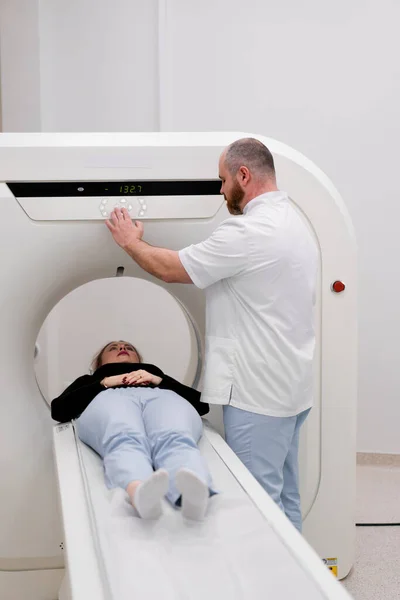 放射線科医が診療所でコンピュータ断層撮影法を実施患者に対して頭部検査を実施 — ストック写真