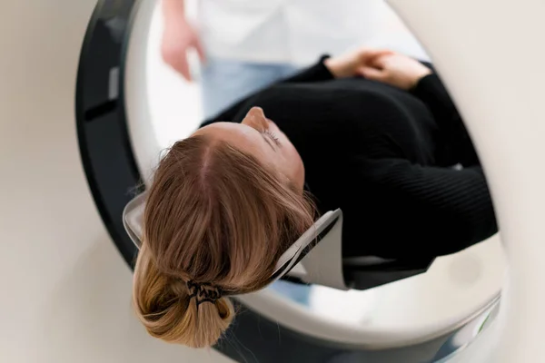 Pacjent Poddaje Się Tomografii Komputerowej Skanerze Szpitalnym Sprzętu High Tech — Zdjęcie stockowe