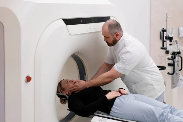 Radiolog Utför Datortomografi Förfarande Medicinsk Klinik Huvudundersökning Utförs Patienten — Stockfoto