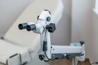Modern koloskop ve tıbbi gereçleri olan bir klinikte jinekoloji ofisi. Kadın doğum konsepti.