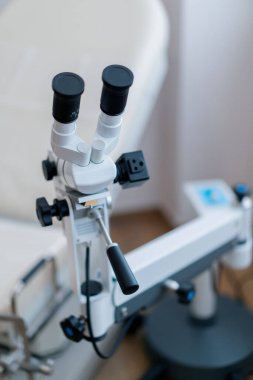 Modern koloskop ve tıbbi gereçleri olan bir klinikte jinekoloji ofisi. Kadın doğum konsepti.