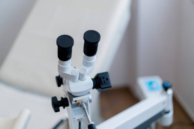 Modern koloskop ve tıbbi gereçleri olan bir klinikte jinekoloji ofisi. Kadın doğum konsepti.