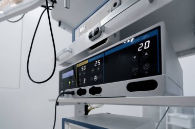Ameliyat sırasında hastaları desteklemek için ameliyat odasındaki modern tıbbi ekipmanlar