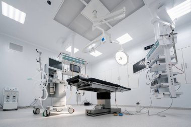 Hastane içinde boş bir ameliyathane. Klinikte modern tıbbi ekipmanlarla dolu bir ameliyathane.
