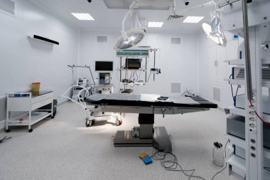 Hastane içinde boş bir ameliyathane. Klinikte modern tıbbi ekipmanlarla dolu bir ameliyathane.
