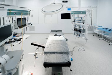 Hastane içinde boş bir ameliyathane. Klinikte modern tıbbi ekipmanlarla dolu bir ameliyathane.