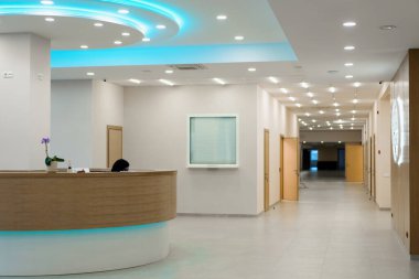 Modern hastane tıp fakültesi tıp konseptinde bekleme alanının lobisi